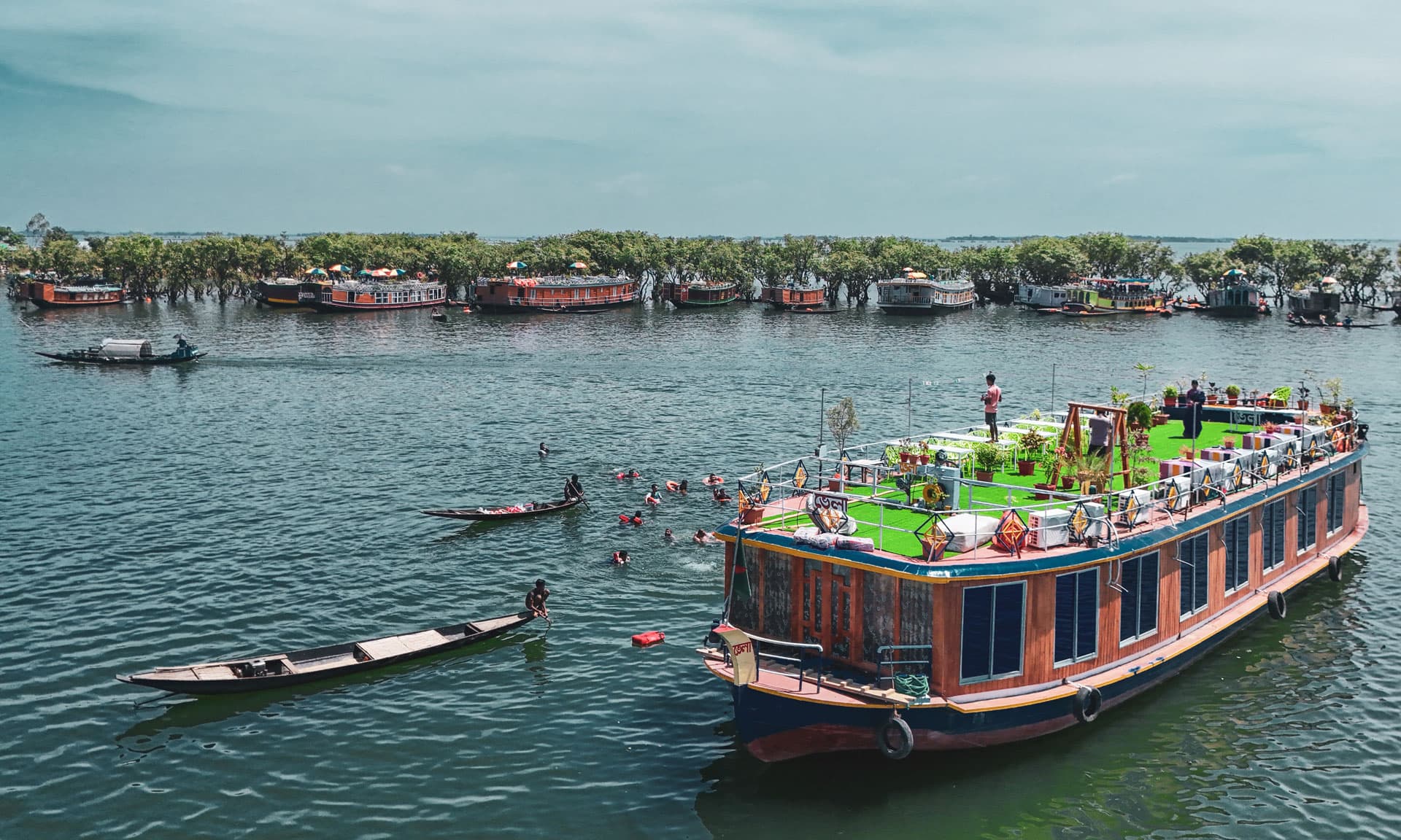 The Tangua Retreat cruise near the riverside